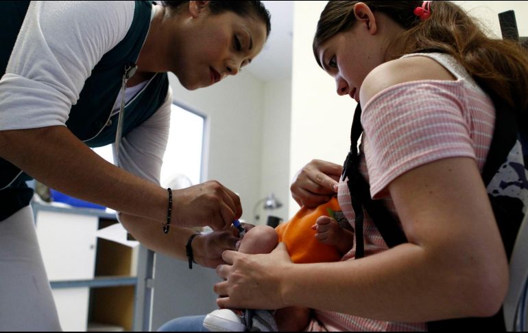 Niños y adultos reciben la vacuna contra el sarampión en los módulos instalados por la Secretaría de Salud Jalisco, como parte de la jornada intensiva para frenar los brotes activos en el estado. EL INFORMADOR/Archivo