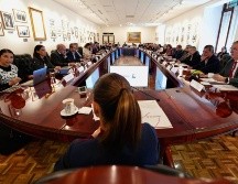 Claudia Sheinbaum encabeza una reunión de trabajo con economistas en Palacio Nacional, Ciudad de México, para dialogar sobre el crecimiento económico y la revisión del T-MEC. EFE/Presidencia de México