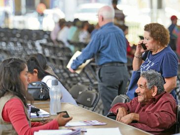 Ciudadanos realizan su inscripción a programas sociales, como parte de la unificación del sistema de salud y acceso a beneficios gubernamentales. SUN/Archivo