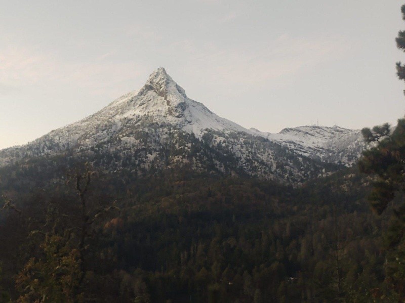 Fue el viernes cuando, por primera vez en la temporada (y desde el año pasado), se registraron condiciones atmosféricas para la caída de nieve y granizo en el nevado. ESPECIAL/UEPCBJ