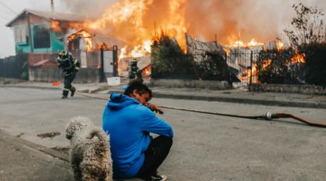 El gobernador regional de Biobío, Sergio Giacaman, advirtió que la situación actual es más grave que la vivida tras el terremoto de 2010. EFE / P. HIDALGO