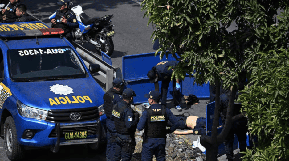 Los asesinatos se produjeron un día después de que grupos de pandilleros tomaran como rehenes a 46 personas, en su mayoría custodios, en tres cárceles del país. AFP / J. ORDONEZ