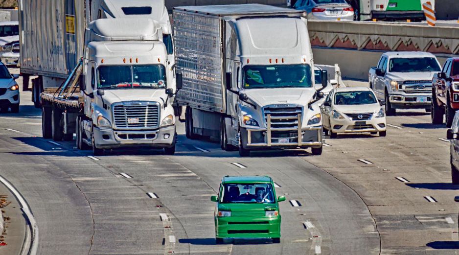Camiones circulan por la carretera, ilustrando la actividad del transporte pesado y la industria del sector. ESPECIAL