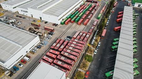 Las antiguas unidades del Trolebús, estacionadas en la base de mantenimiento, simbolizan el fin de un sistema que fue clave en el transporte de Guadalajara durante décadas. EL INFORMADOR/ A. Navarro
