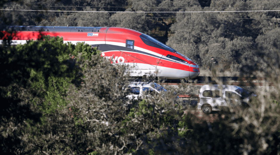 Vista de la locomotora de tren Iryo que descarriló y provocó el accidente en Adamuz. EFE/J. Zapata