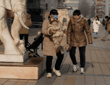 Desde 2021, China permite a sus ciudadanos tener un tercer hijo, aunque la decisión no fue acogida con gran entusiasmo por la población, debido a la carga económica de la crianza. AP/NG. Han Guan