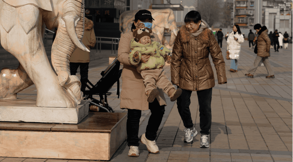 Desde 2021, China permite a sus ciudadanos tener un tercer hijo, aunque la decisión no fue acogida con gran entusiasmo por la población, debido a la carga económica de la crianza. AP/NG. Han Guan