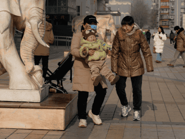 Desde 2021, China permite a sus ciudadanos tener un tercer hijo, aunque la decisión no fue acogida con gran entusiasmo por la población, debido a la carga económica de la crianza. AP/NG. Han Guan