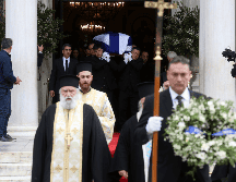 El féretro de la princesa Irene ha sido trasladado al cementerio real del palacio de Tatoi. EFE/EPA/A. Beltes