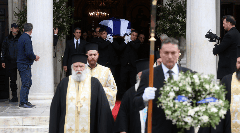 El féretro de la princesa Irene ha sido trasladado al cementerio real del palacio de Tatoi. EFE/EPA/A. Beltes