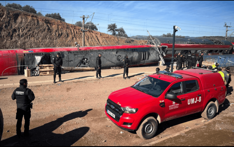 Vista del tren  que descarriló ayer e impactó contra otro en Córdoba, España, dejando al menos 39 víctimas mortales. EFE