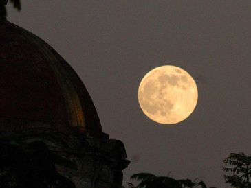 A lo largo de la historia, la Luna de Nieve también recibió el nombre de Luna de Hielo, Luna del Oso o Luna del Hambre. EL INFORMADOR/ARCHIVO