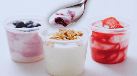 El proceso de fermentación al que se somete el yogur, lo convierte en un alimento fácil de digerir debido a una disminución en la cantidad de lactosa. ESPECIAL / CANVA