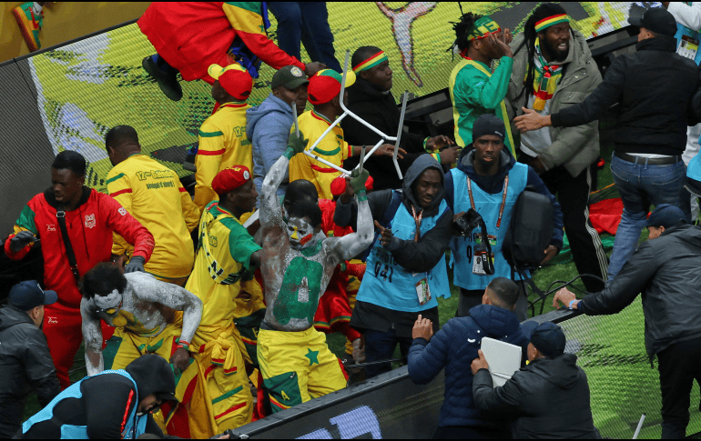 El partido se interrumpió luego de que el entrenador senegalés, Pape Thiaw, ordenó a sus jugadores abandonar el campo en desacuerdo con un penal marcado por el árbitro. AP / Y. Loulidi