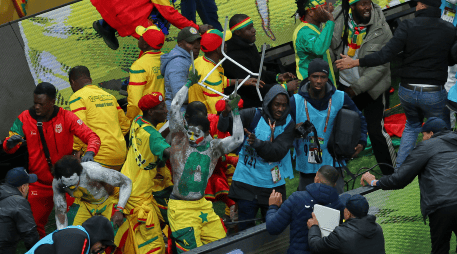 El partido se interrumpió luego de que el entrenador senegalés, Pape Thiaw, ordenó a sus jugadores abandonar el campo en desacuerdo con un penal marcado por el árbitro. AP / Y. Loulidi