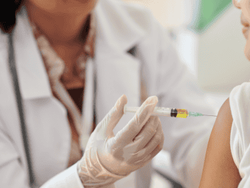 En el mismo periodo, Cofepris autorizó 27 ensayos clínicos con el objetivo de impulsar el desarrollo de tratamientos innovadores para enfermedades como adenocarcinoma gástrico, cáncer de mama, distintos tipos de carcinoma, padecimientos cardiovasculares y lupus eritematoso sistémico, entre otros. CANVA