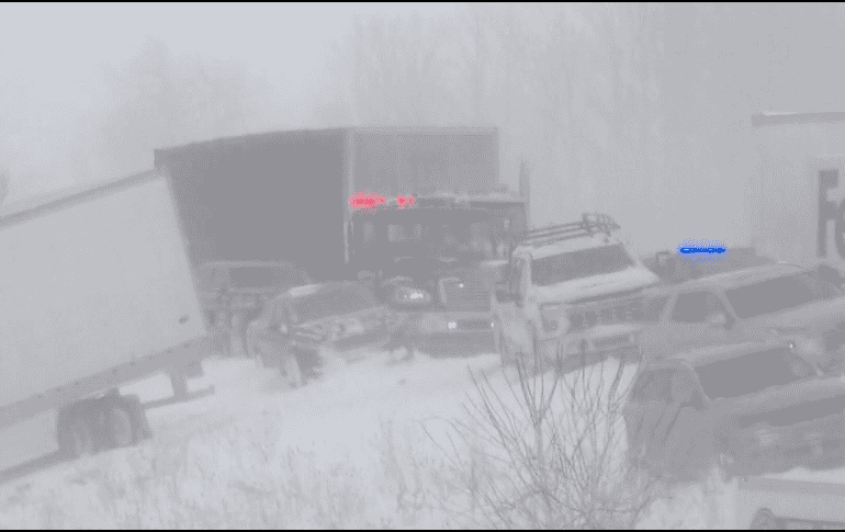 Esta imagen tomada de un video difundido por WZZM muestra parte de un choque múltiple que obligó a la Policía Estatal de Michigan a cerrar un tramo de una autopista interestatal. AP