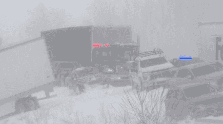 Esta imagen tomada de un video difundido por WZZM muestra parte de un choque múltiple que obligó a la Policía Estatal de Michigan a cerrar un tramo de una autopista interestatal. AP