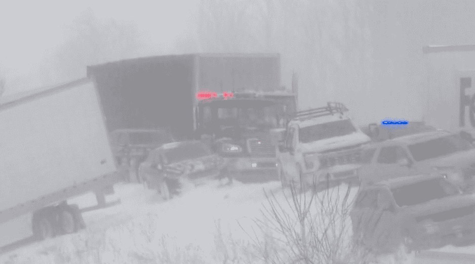 Esta imagen tomada de un video difundido por WZZM muestra parte de un choque múltiple que obligó a la Policía Estatal de Michigan a cerrar un tramo de una autopista interestatal. AP