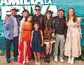 El elenco y el director de “Familia a la deriva”, durante el estreno de la película. CORTESÍA