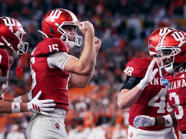 El jugador más valioso. Fernando Mendoza, de ascendencia cubana, lideró a su equipo para llevarse el campeonato. AP/M. Lavandier