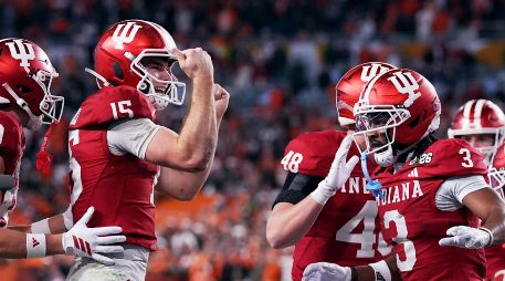 El jugador más valioso. Fernando Mendoza, de ascendencia cubana, lideró a su equipo para llevarse el campeonato. AP/M. Lavandier