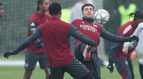 Martín Zubimendi aparece en primer plano en el entrenamiento del Arsenal, en la víspera del juego en Italia. AFP/A. Dennis