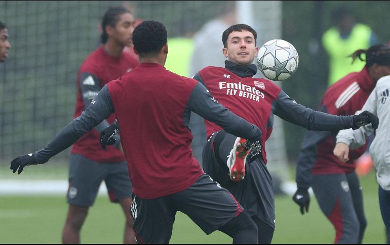 Martín Zubimendi aparece en primer plano en el entrenamiento del Arsenal, en la víspera del juego en Italia. AFP/A. Dennis