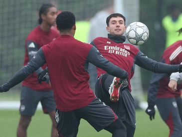 Martín Zubimendi aparece en primer plano en el entrenamiento del Arsenal, en la víspera del juego en Italia. AFP/A. Dennis
