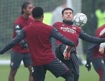 Martín Zubimendi aparece en primer plano en el entrenamiento del Arsenal, en la víspera del juego en Italia. AFP/A. Dennis