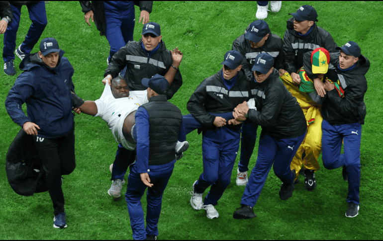 El entrenador de Senegal lideró a su equipo fuera del campo mientras los aficionados marroquíes celebraban la decisión del penal y silbaban las peleas en el campo. AP / ARCHIVO