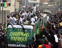 Los jugadores partieron hacia el barrio Patte d'Oie (Pata de Ganzo), punto neurálgico de la ciudad y habitual para desfiles, donde fueron escoltados por un multitudinario grupo de aficionados. EFE / JEROME FAVRE