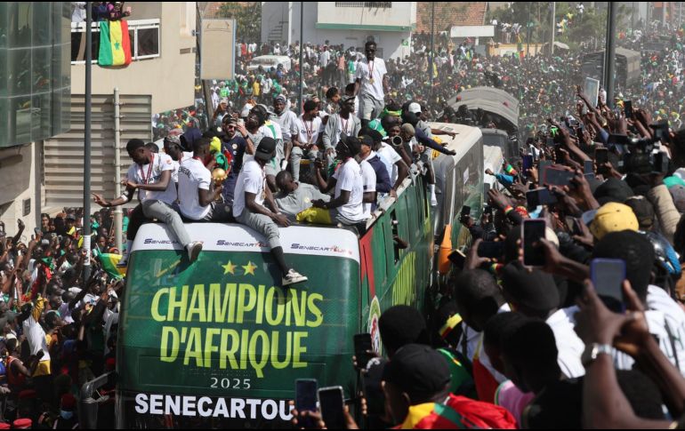 Los jugadores partieron hacia el barrio Patte d'Oie (Pata de Ganzo), punto neurálgico de la ciudad y habitual para desfiles, donde fueron escoltados por un multitudinario grupo de aficionados. EFE / JEROME FAVRE