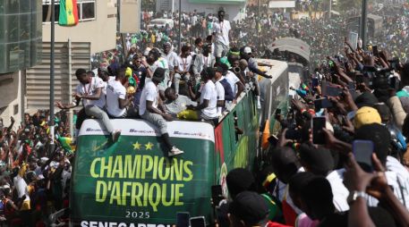 Los jugadores partieron hacia el barrio Patte d'Oie (Pata de Ganzo), punto neurálgico de la ciudad y habitual para desfiles, donde fueron escoltados por un multitudinario grupo de aficionados. EFE / JEROME FAVRE