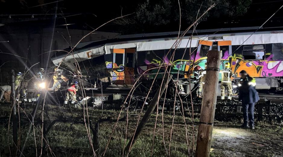 Se desplomó un muro de contención sobre un tren de la línea R4 entre Gelida y Sant Sadurní d'Anoia (Barcelona), cuyo maquinista ha muerto. EFE / @FitJordi GELIDA
