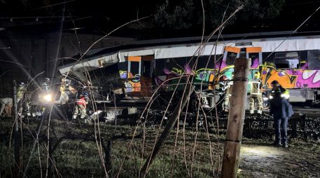 Se desplomó un muro de contención sobre un tren de la línea R4 entre Gelida y Sant Sadurní d'Anoia (Barcelona), cuyo maquinista ha muerto. EFE / @FitJordi GELIDA
