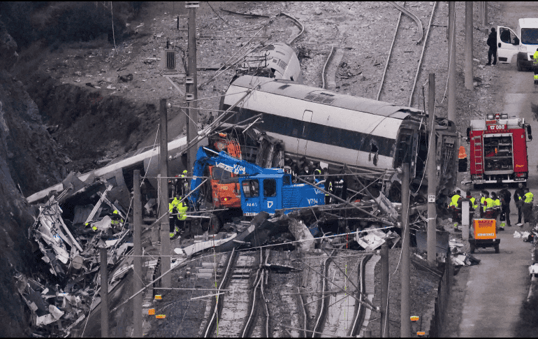 La cifra confirmada de 43 víctimas mortales tras la colisión de trenes en España coincide con el número de denuncias por desaparición. AP/M. Fernández