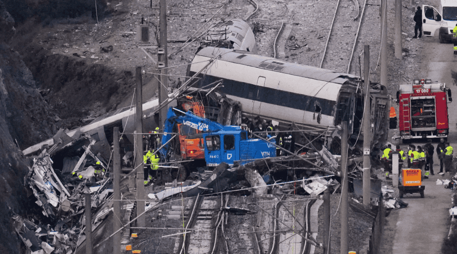 La cifra confirmada de 43 víctimas mortales tras la colisión de trenes en España coincide con el número de denuncias por desaparición. AP/M. Fernández