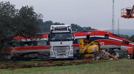 El análisis técnico de la pieza encontrada cerca del accidente de tren en España está a cargo de la Comisión de Investigación de Accidentes Ferroviarios (CIAF). EFE/ J.J. GUILLEN