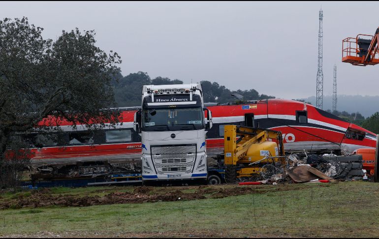 El análisis técnico de la pieza encontrada cerca del accidente de tren en España está a cargo de la Comisión de Investigación de Accidentes Ferroviarios (CIAF). EFE/ J.J. GUILLEN