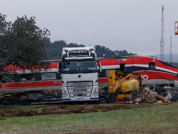 El análisis técnico de la pieza encontrada cerca del accidente de tren en España está a cargo de la Comisión de Investigación de Accidentes Ferroviarios (CIAF). EFE/ J.J. GUILLEN