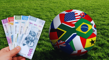 Las reglas del SAT aplicarán a los futbolistas extranjeros que reciban ingresos durante la justa deportiva. ESPECIAL / CANVA