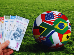 Las reglas del SAT aplicarán a los futbolistas extranjeros que reciban ingresos durante la justa deportiva. ESPECIAL / CANVA