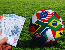 Las reglas del SAT aplicarán a los futbolistas extranjeros que reciban ingresos durante la justa deportiva. ESPECIAL / CANVA