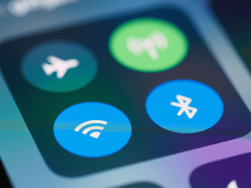 Existen varias medidas de seguridad que puedes adoptar para evitar el robo de información a través del Bluetooth. ESPECIAL/Canva