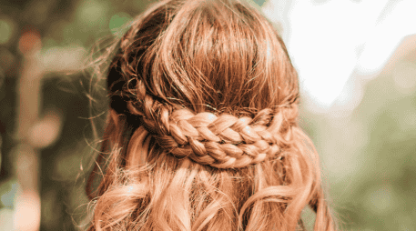 Las trenzas son un peinado común y fácil de hacer. UNSPLASH / D. BRANDAO