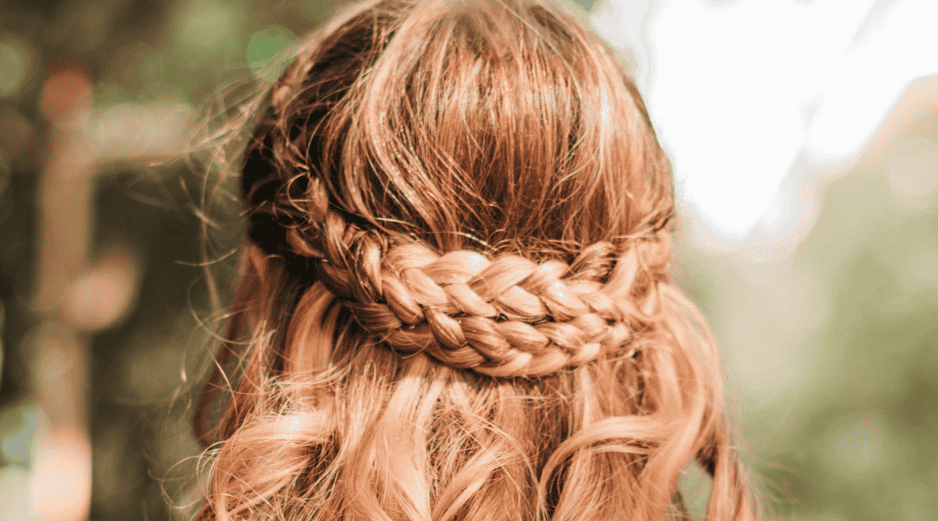 Las trenzas son un peinado común y fácil de hacer. UNSPLASH / D. BRANDAO