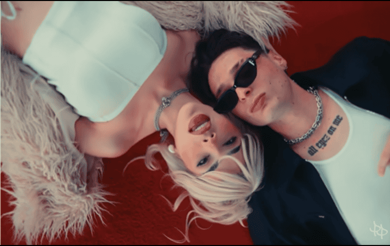 La cantante confesó en entrevista con Adela Micha, que cuando se conocieron grabando el video 