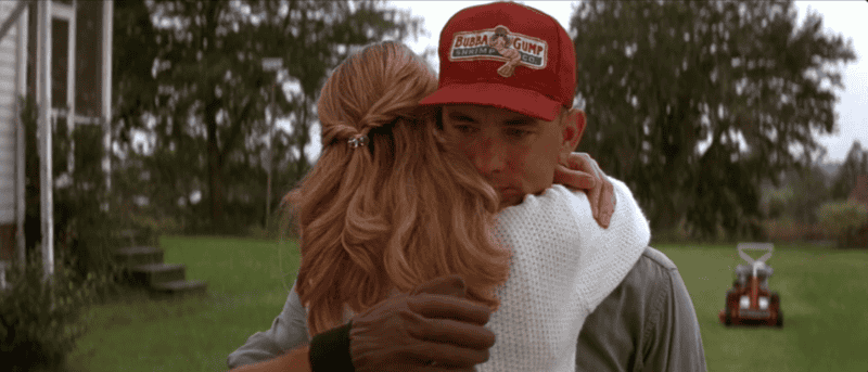 Forrest abraza a Jenny en la película Forrest Gump (1994).&nbsp;YOUTUBE / Paramount Movies