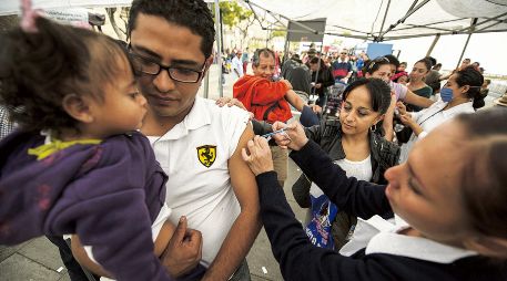 Más brigadas de salud recorren colonias de alto riesgo en Jalisco para aplicar vacunas contra el sarampión y contener el brote en municipios como Tonalá, Tlaquepaque, Zapopan y Arandas. EL INFORMADOR